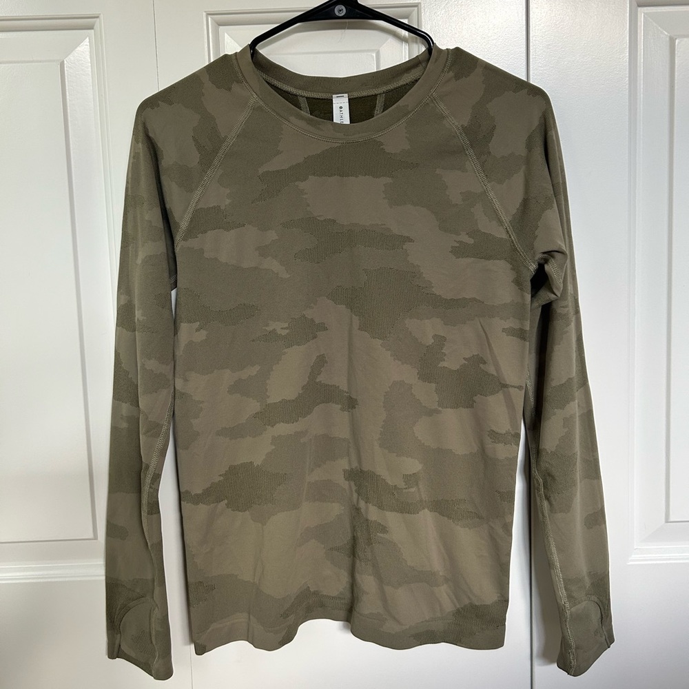 Athleta Momentum Long-Sleeve Top in Green Camo Size Small
